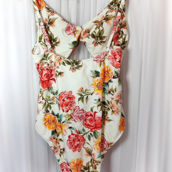 White & floral one-piece swimsuit by CUPSHE in size XL - Picture 4 of 16